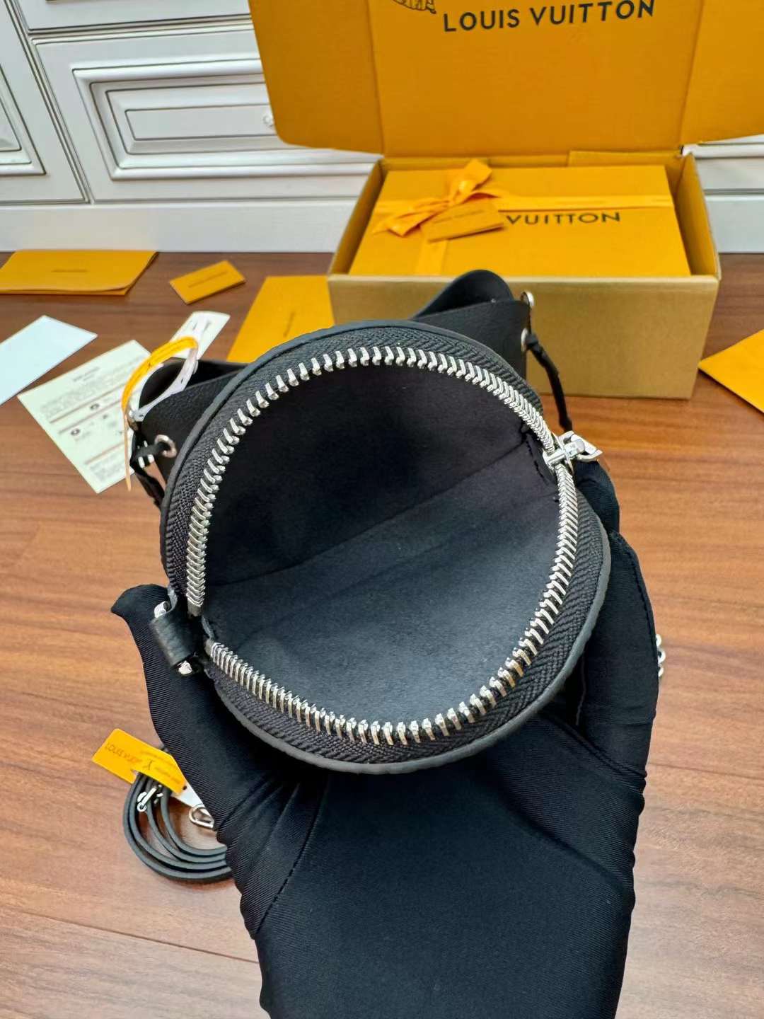 Louis Vuitton M57070 One shoulder bucket bag view 5