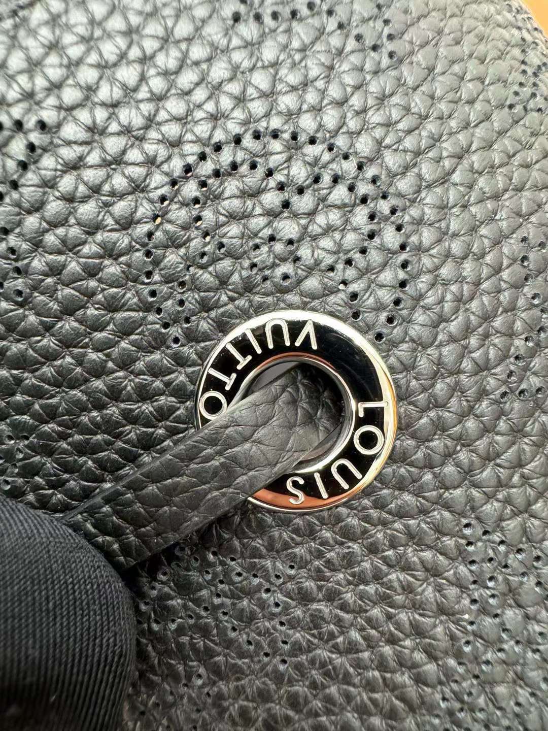 Louis Vuitton M57070 One shoulder bucket bag view 6