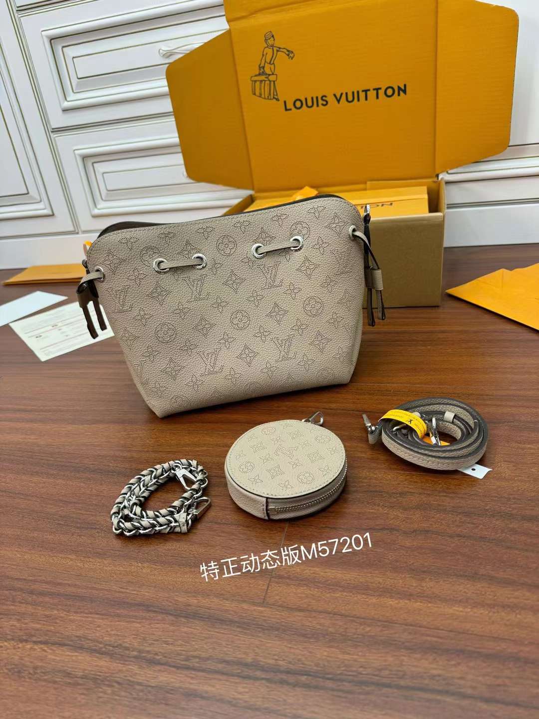 Louis Vuitton M57201 One shoulder bucket bag view 3