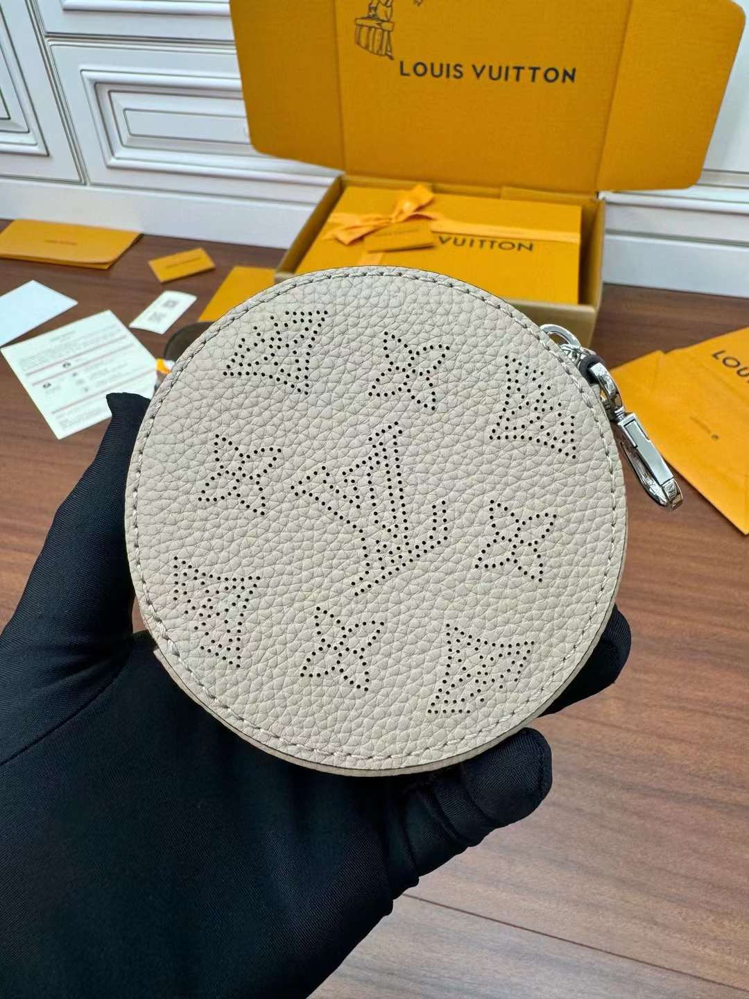Louis Vuitton M57201 One shoulder bucket bag view 4