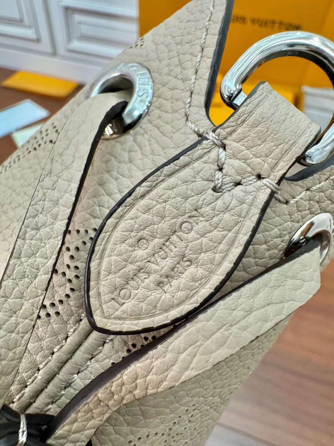Louis Vuitton M57201 One shoulder bucket bag view 5
