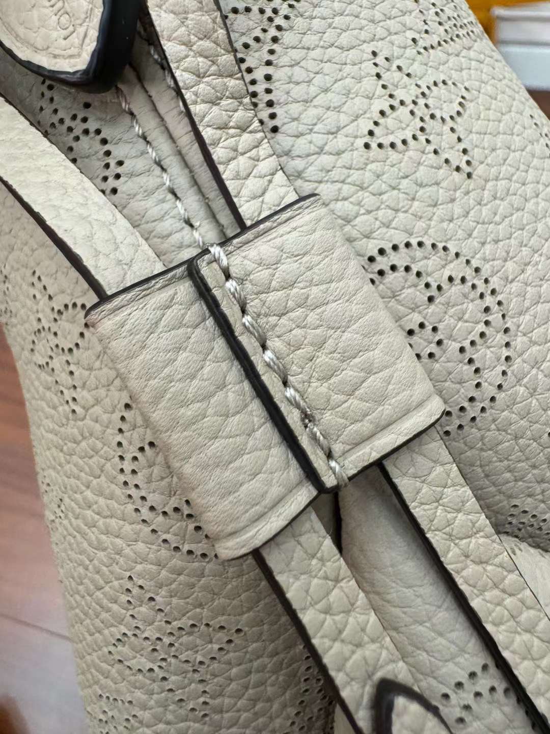 Louis Vuitton M57201 One shoulder bucket bag view 6