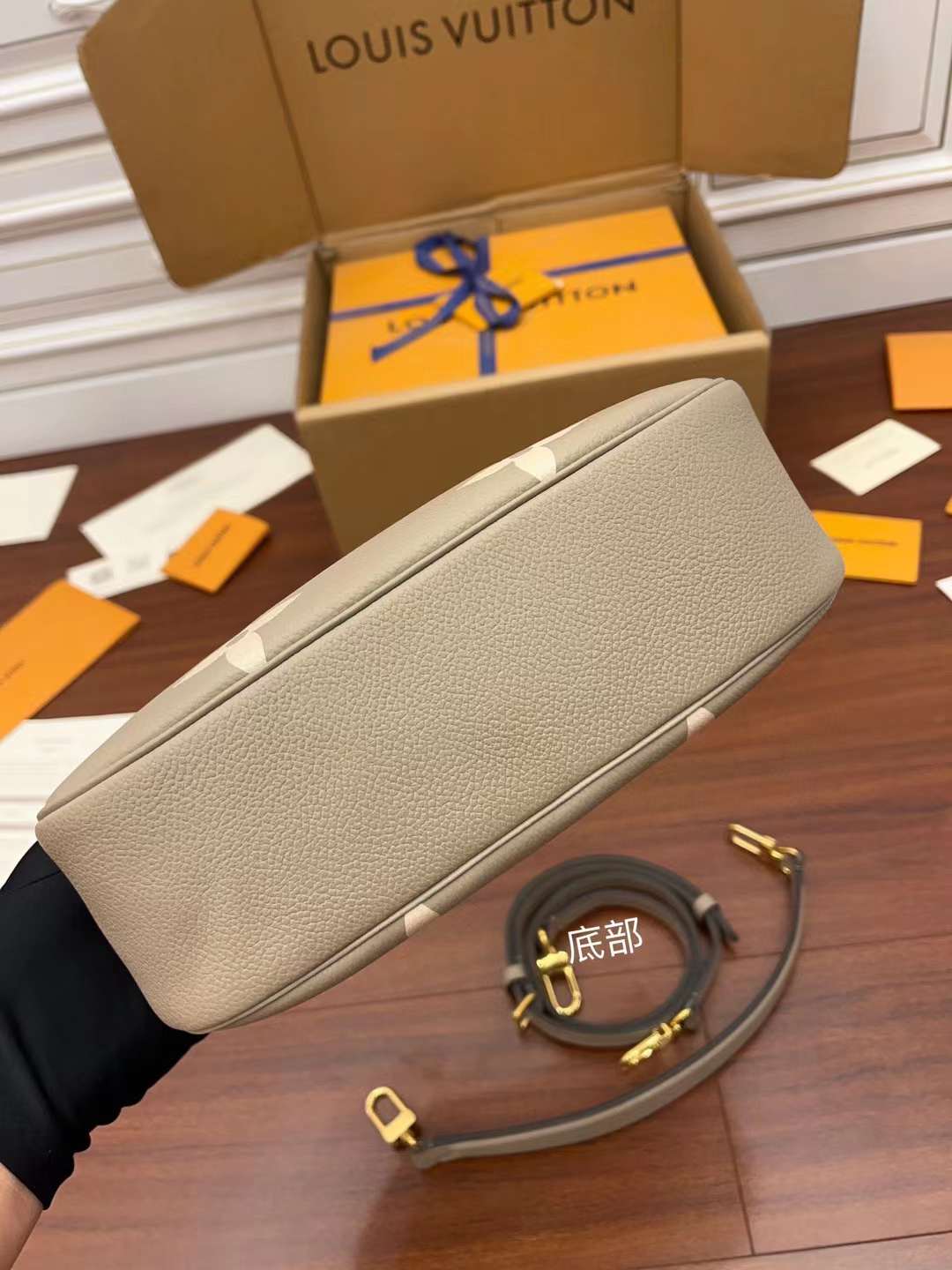 Louis Vuitton M46112 One shoulder underarm bag view 6