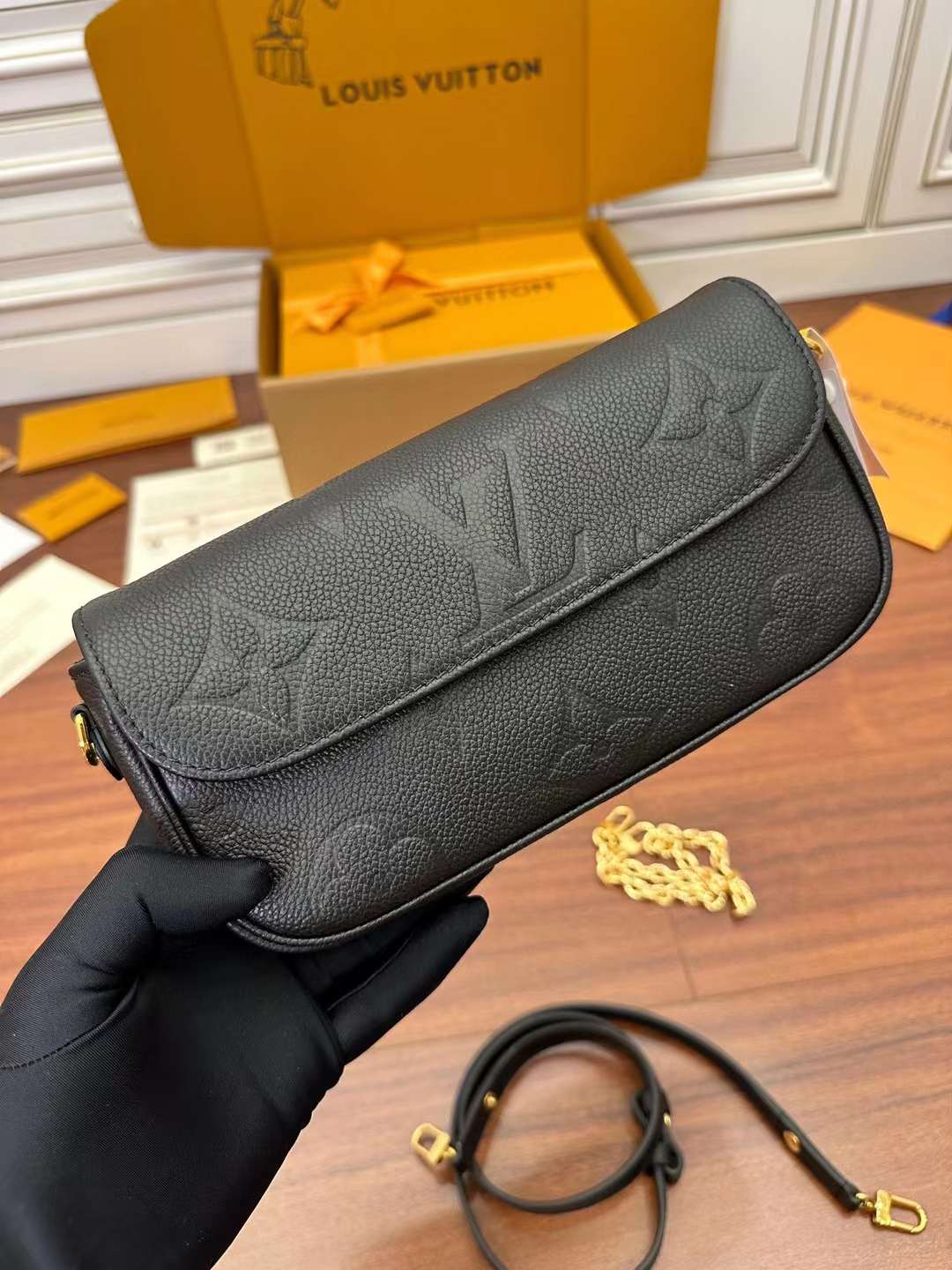 Louis Vuitton M82154 Wallet on Chain Ivy view 2