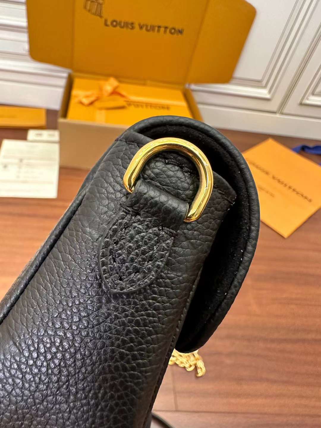 Louis Vuitton M82154 Wallet on Chain Ivy view 3