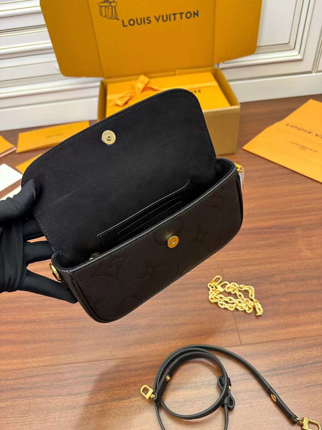 Louis Vuitton M82154 Wallet on Chain Ivy view 8