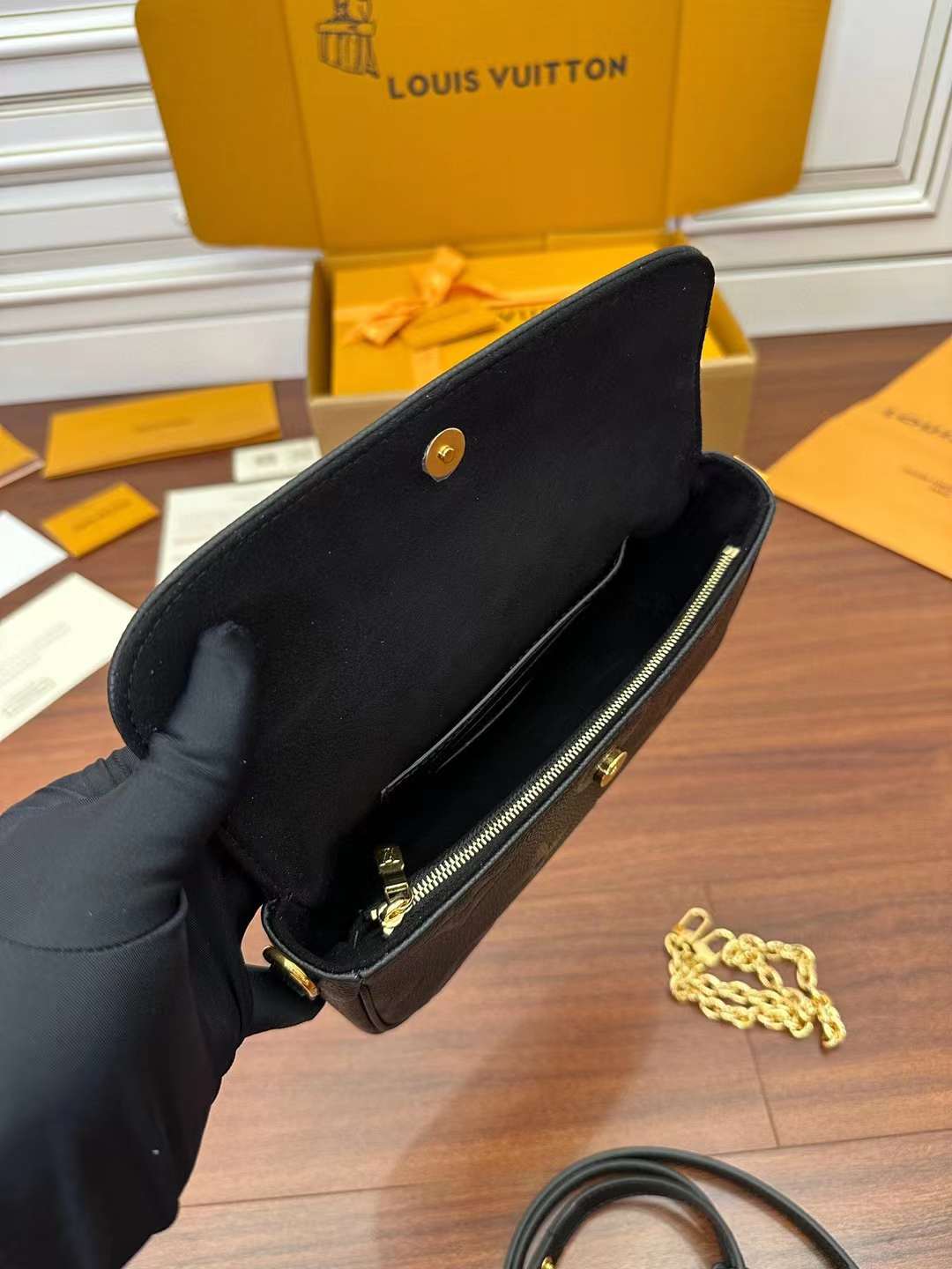 Louis Vuitton M82154 Wallet on Chain Ivy view 9