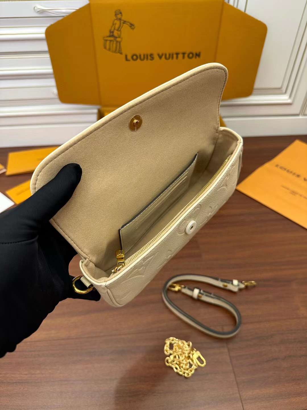 Louis Vuitton M82210 Wallet on Chain Ivy view 2