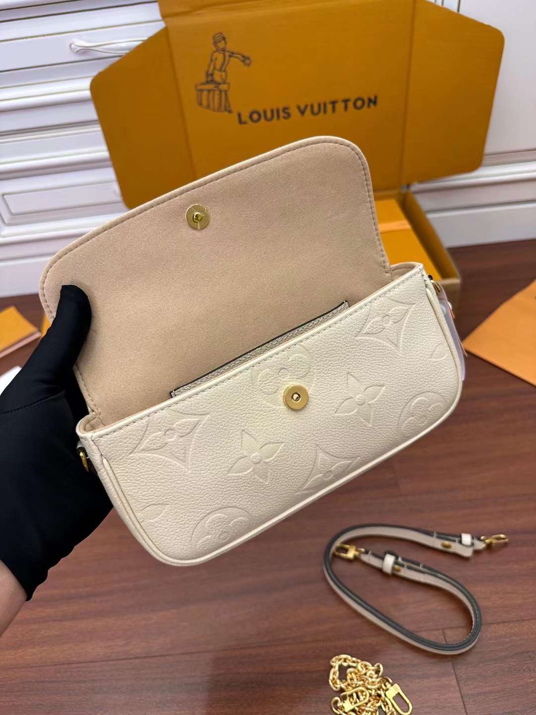 Louis Vuitton M82210 Wallet on Chain Ivy view 3