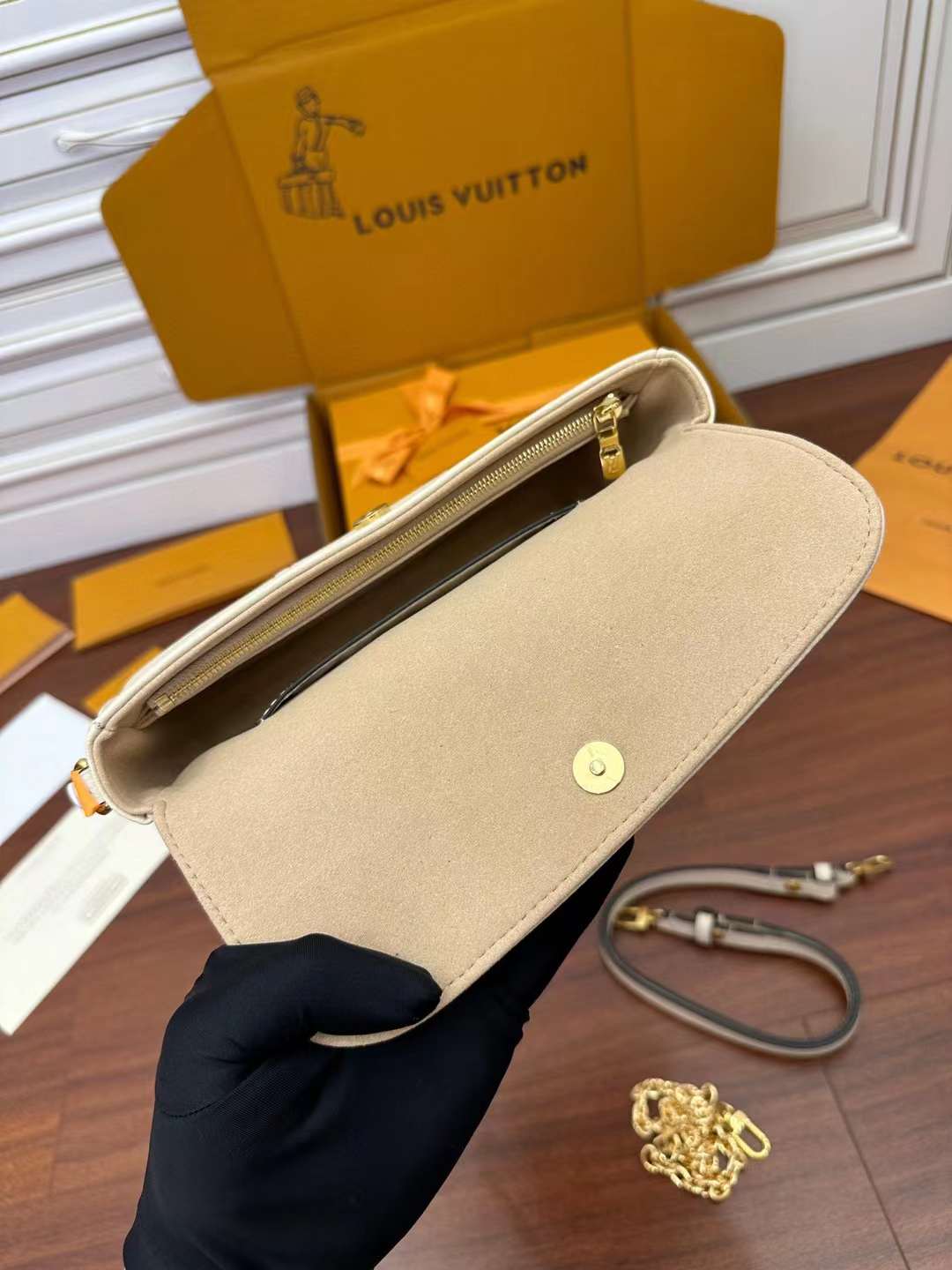 Louis Vuitton M82210 Wallet on Chain Ivy view 4