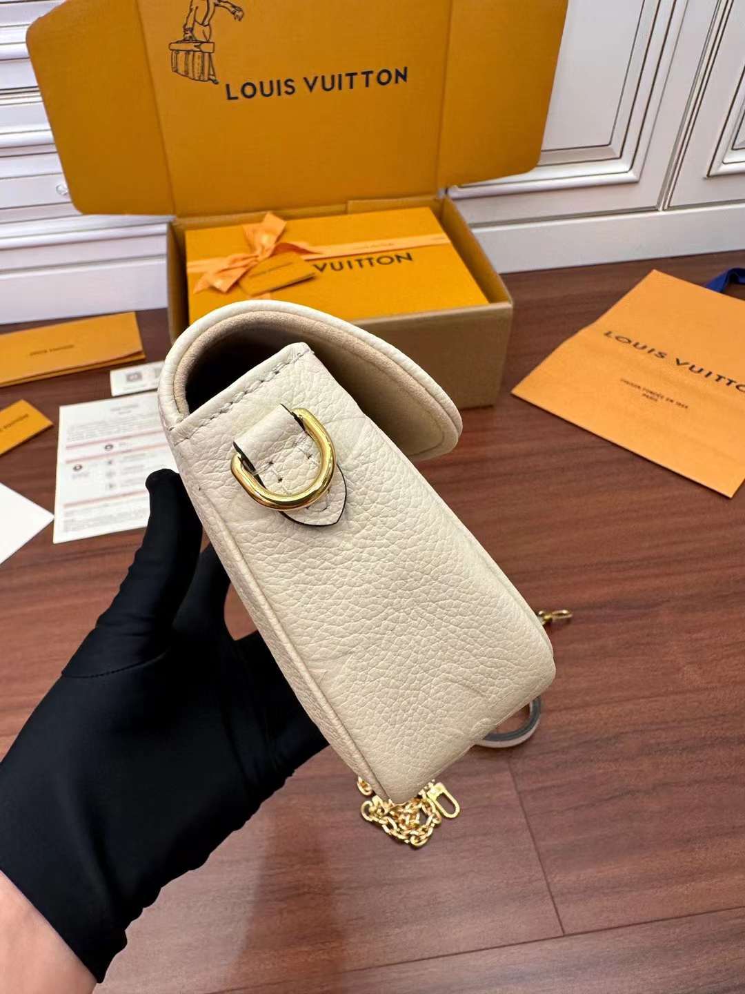Louis Vuitton M82210 Wallet on Chain Ivy view 7
