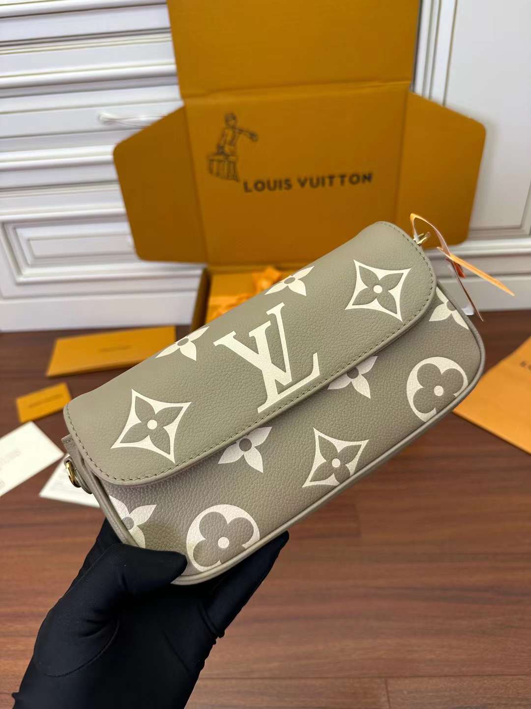 Louis Vuitton M82211 Wallet on Chain Ivy view 2