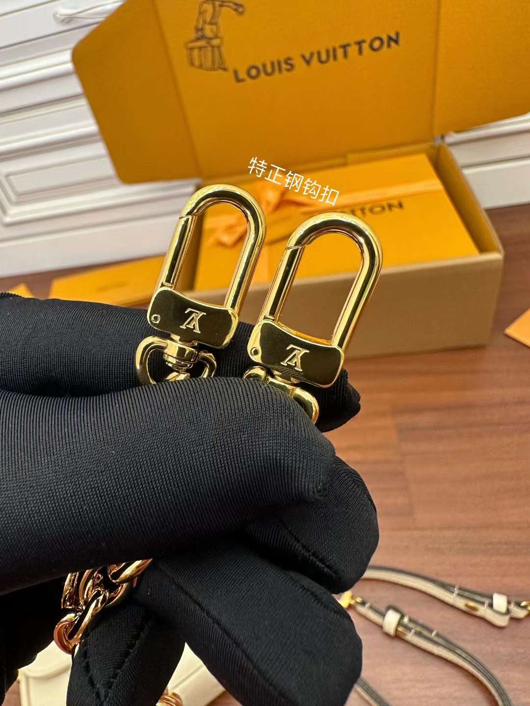 Louis Vuitton M82211 Wallet on Chain Ivy view 3