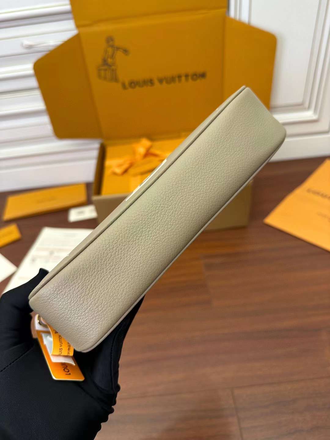 Louis Vuitton M82211 Wallet on Chain Ivy view 4