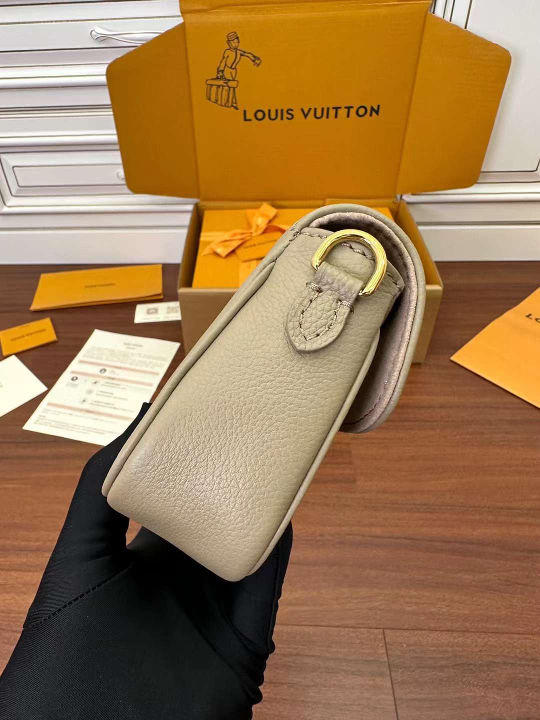 Louis Vuitton M82211 Wallet on Chain Ivy view 5