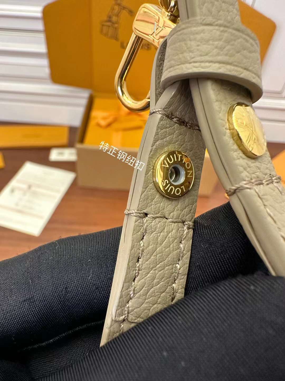 Louis Vuitton M82211 Wallet on Chain Ivy view 8