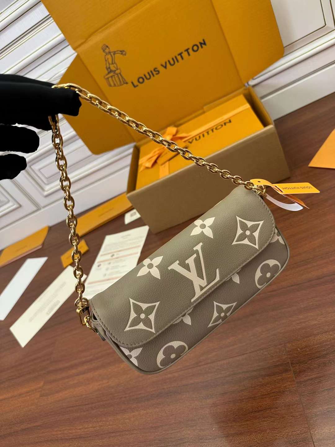 Louis Vuitton M82211 Wallet on Chain Ivy view 9