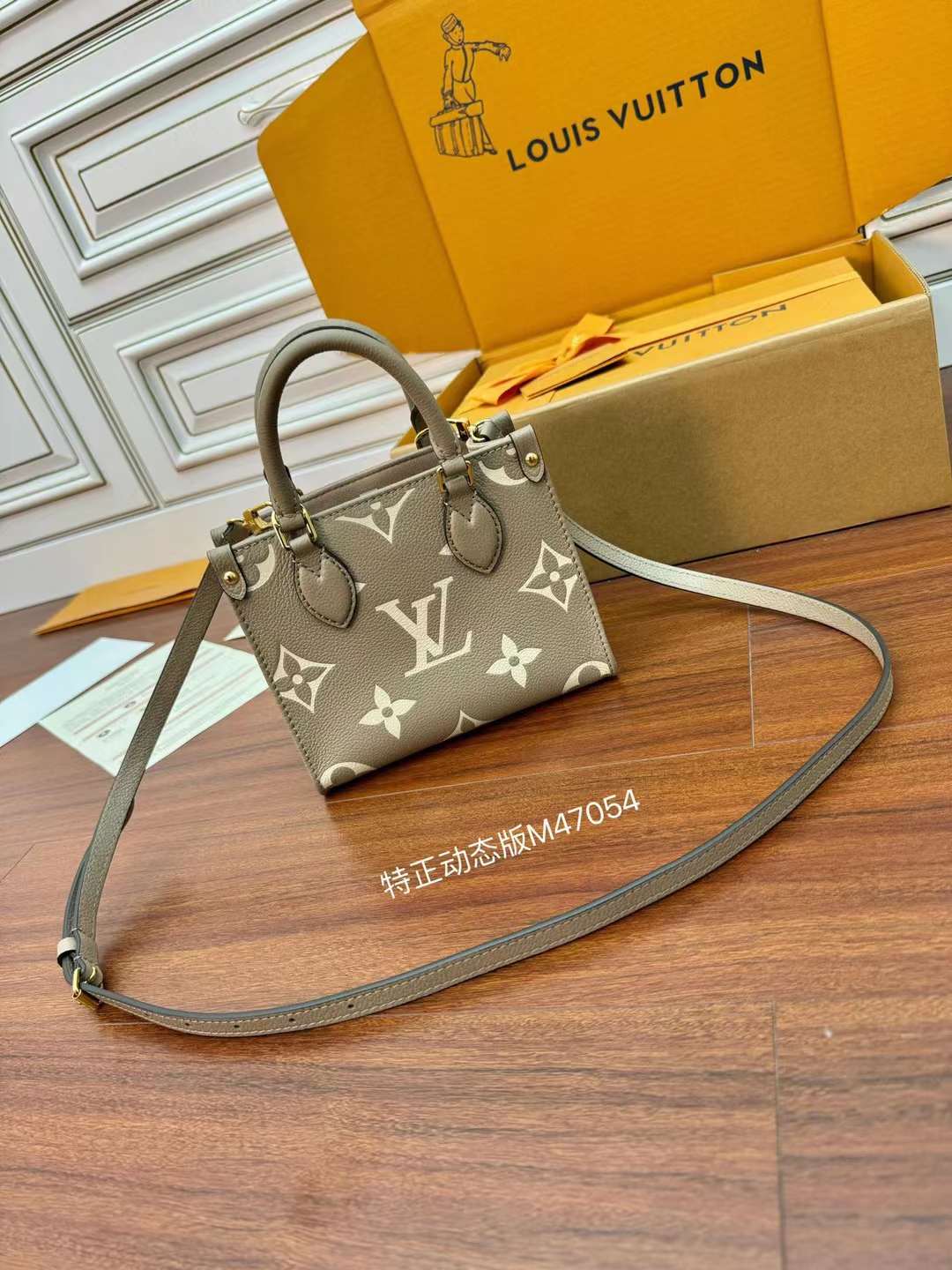 Louis Vuitton OnTheGo BB M47054 view 2