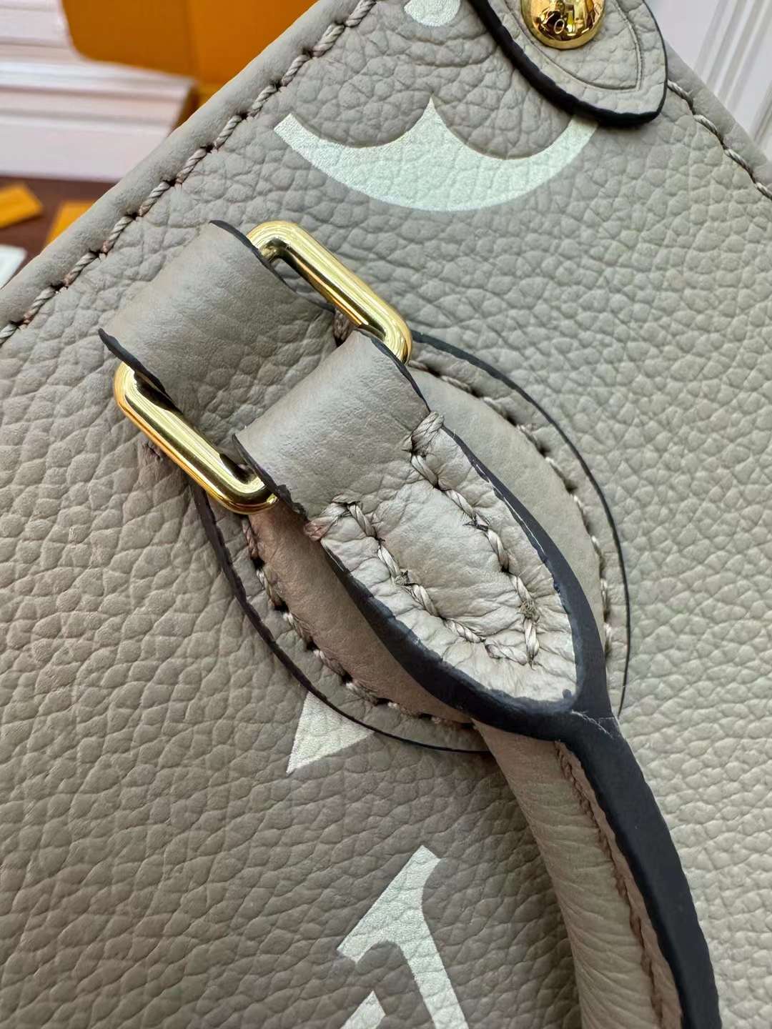 Louis Vuitton OnTheGo BB M47054 view 5