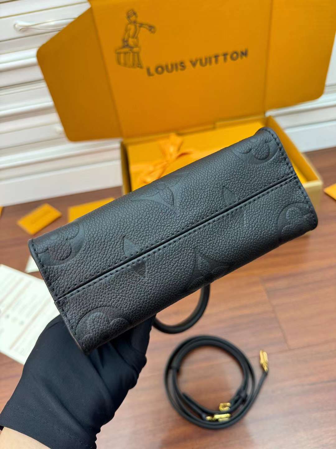 Louis Vuitton OnTheGo BB M46993 view 8