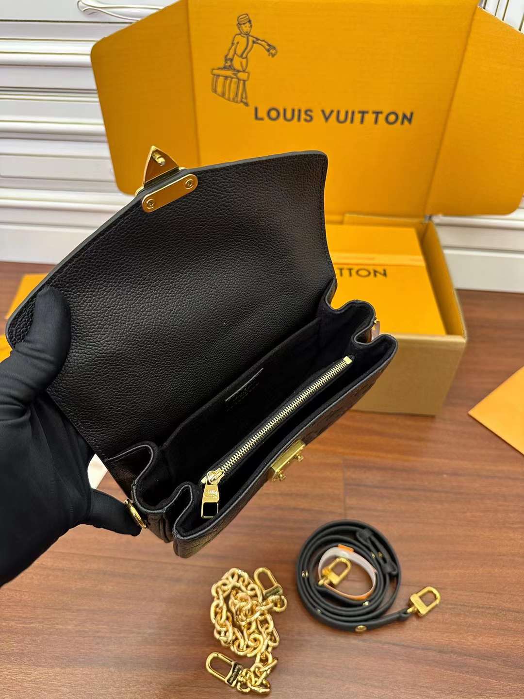 Louis Vuitton Pochette Métis East West view 4