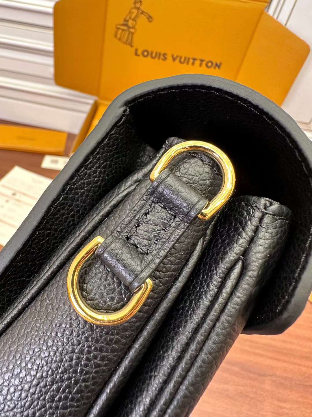 Louis Vuitton Pochette Métis East West view 5