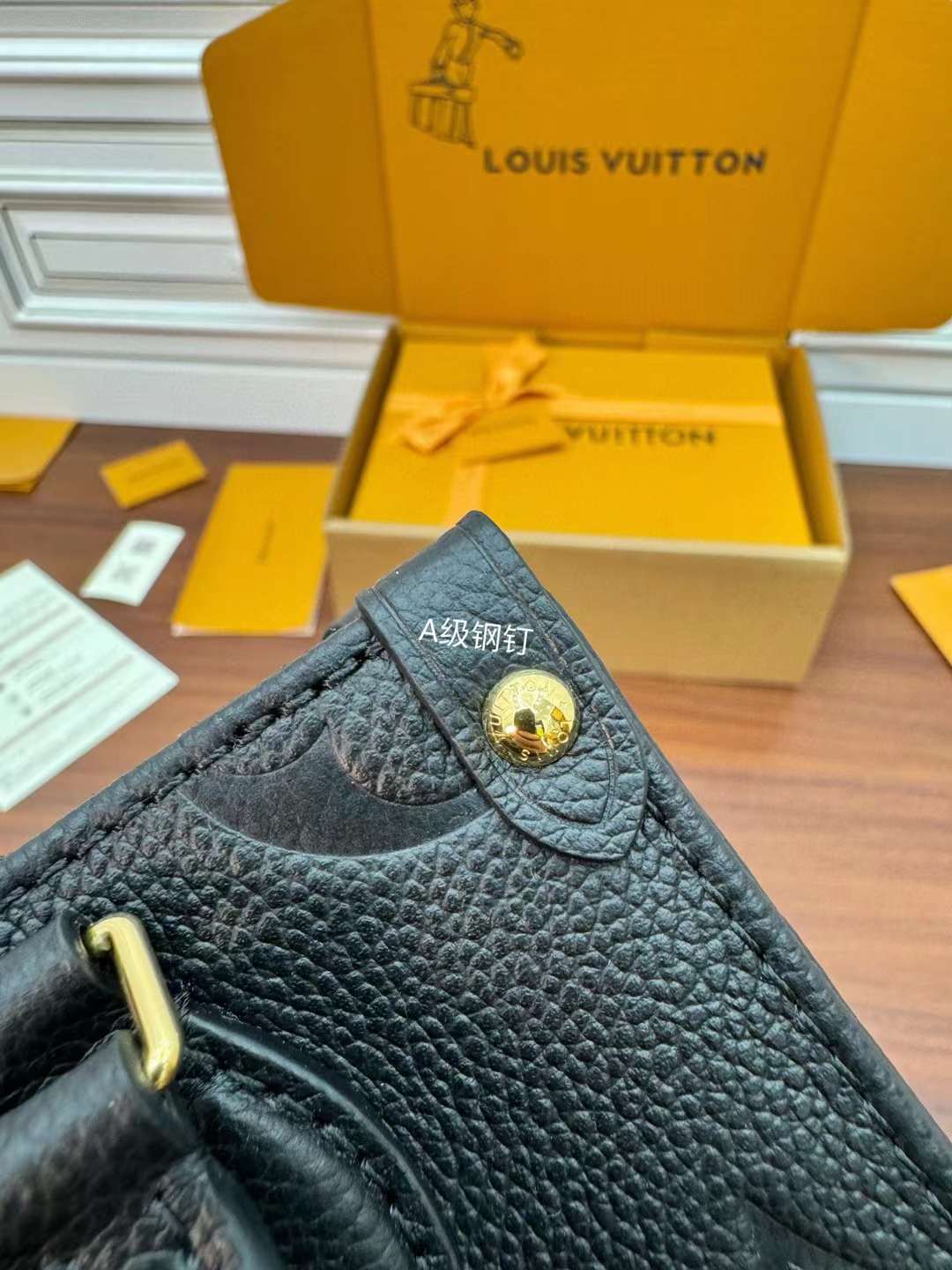 Louis Vuitton Pochette Métis East West view 9