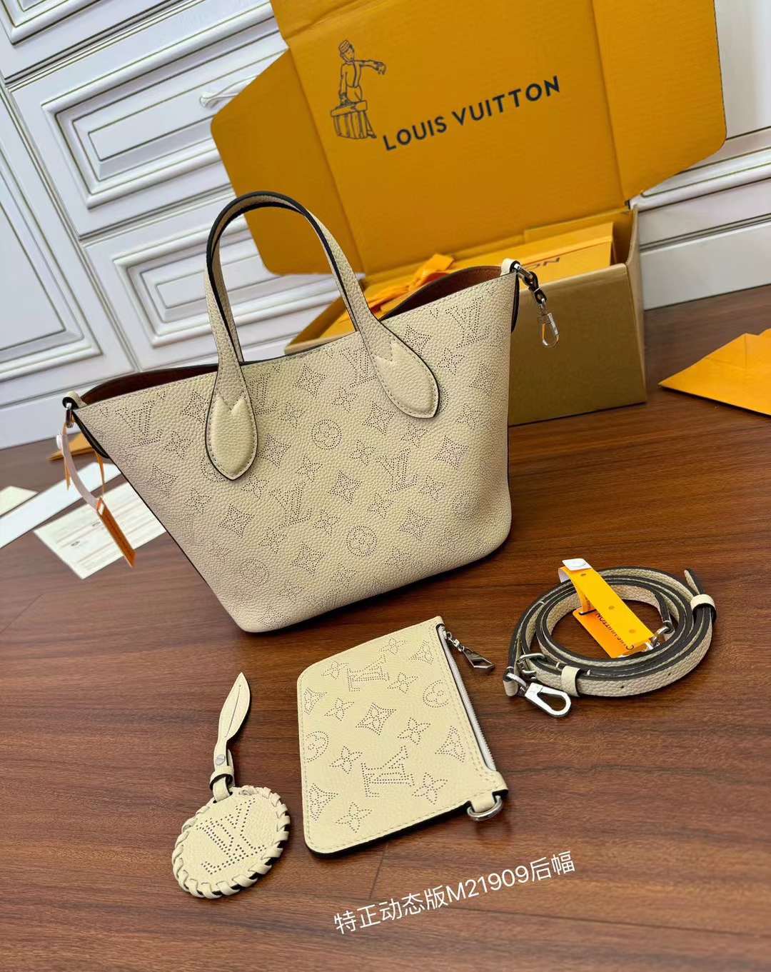 Louis Vuitton M21849 Cowhide shopping bag view 1