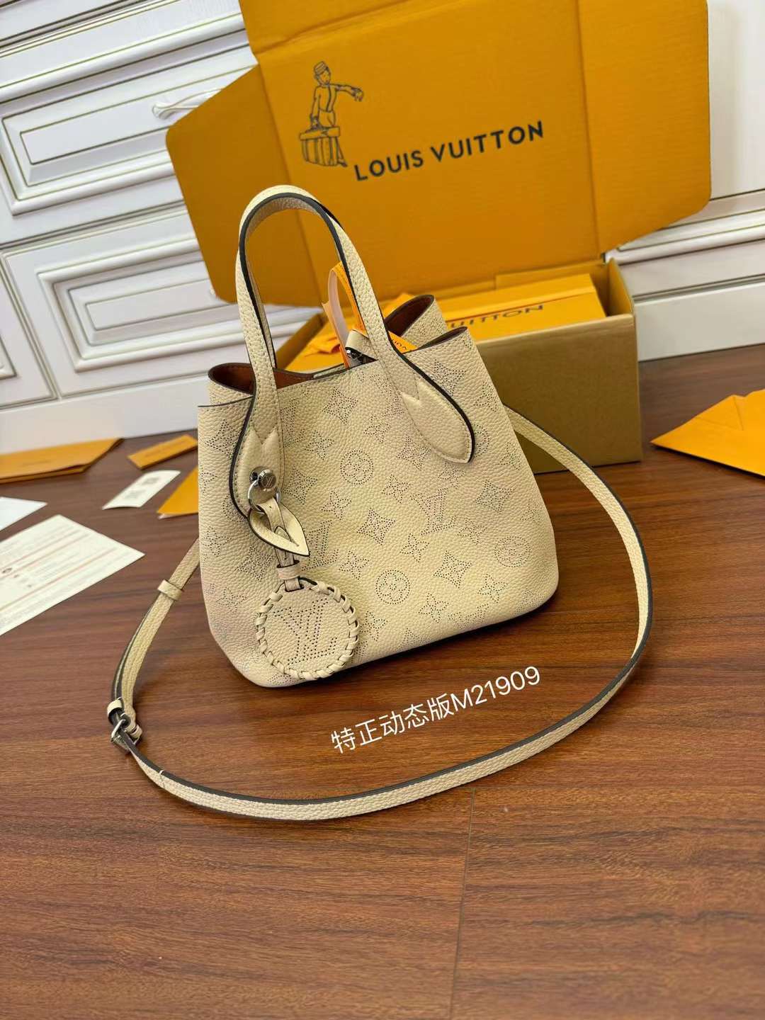 Louis Vuitton M21849 Cowhide shopping bag view 2