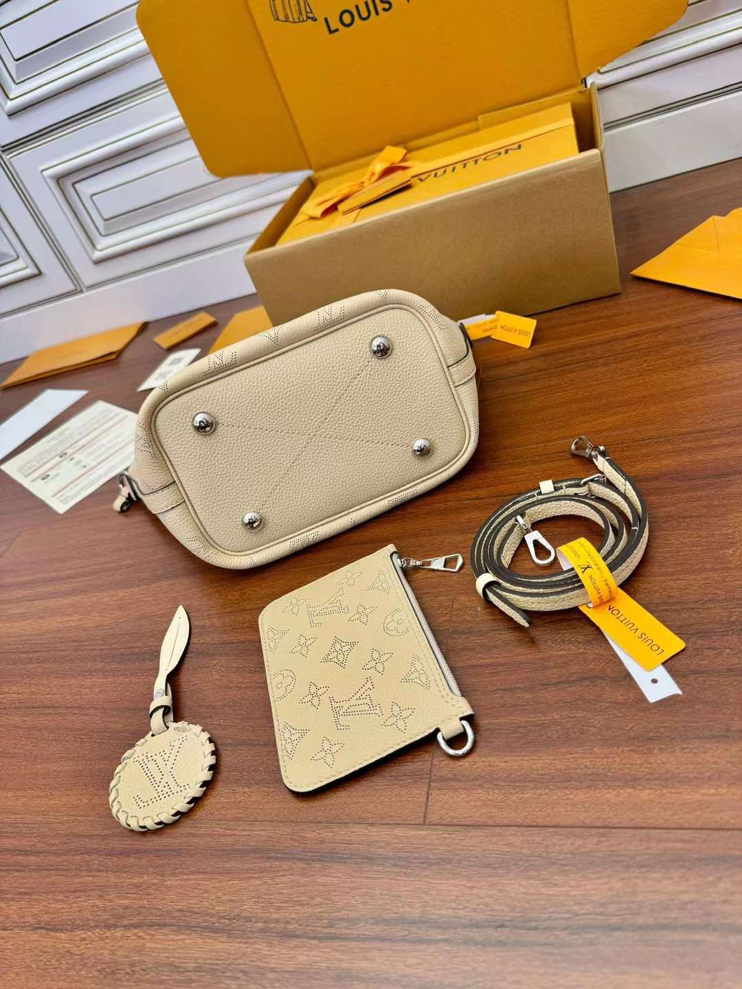 Louis Vuitton M21849 Cowhide shopping bag view 4