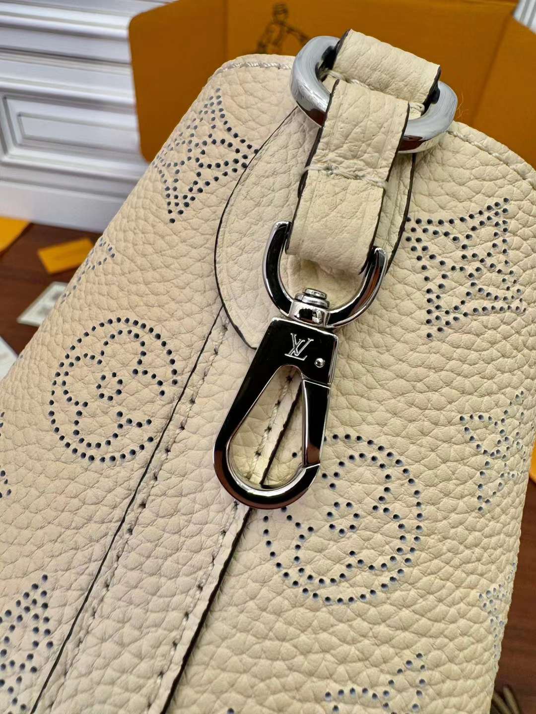 Louis Vuitton M21849 Cowhide shopping bag view 7