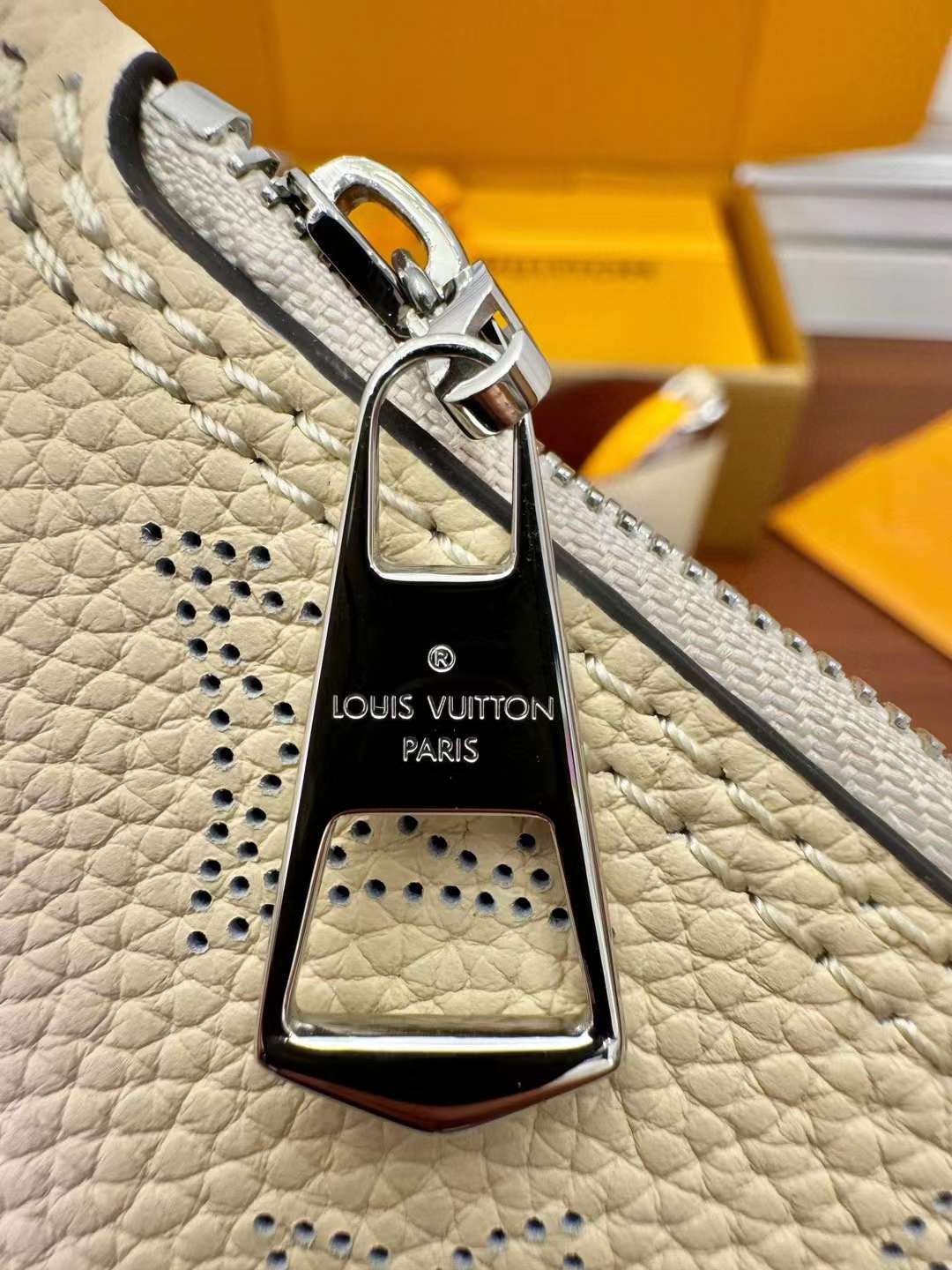 Louis Vuitton M21849 Cowhide shopping bag view 8