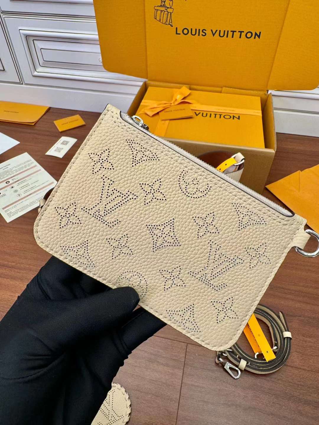 Louis Vuitton M21849 Cowhide shopping bag view 9