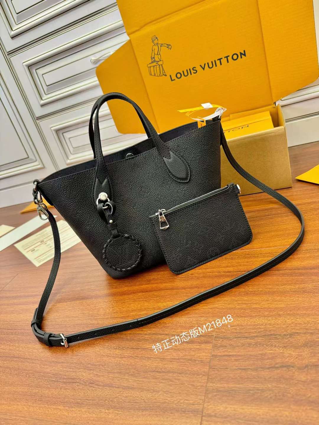 Louis Vuitton M21848 Cowhide shopping bag view 1