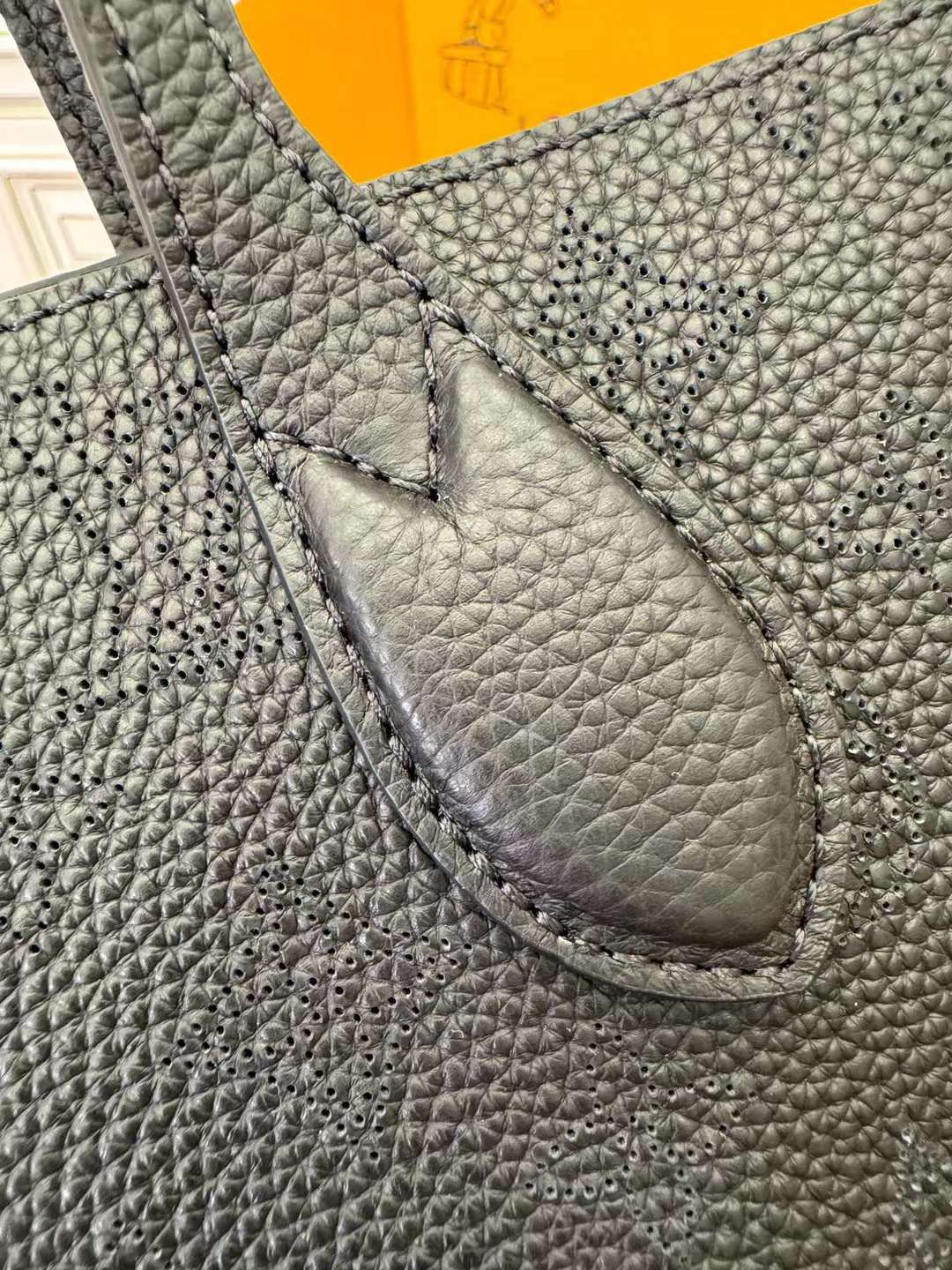 Louis Vuitton M21848 Cowhide shopping bag view 3