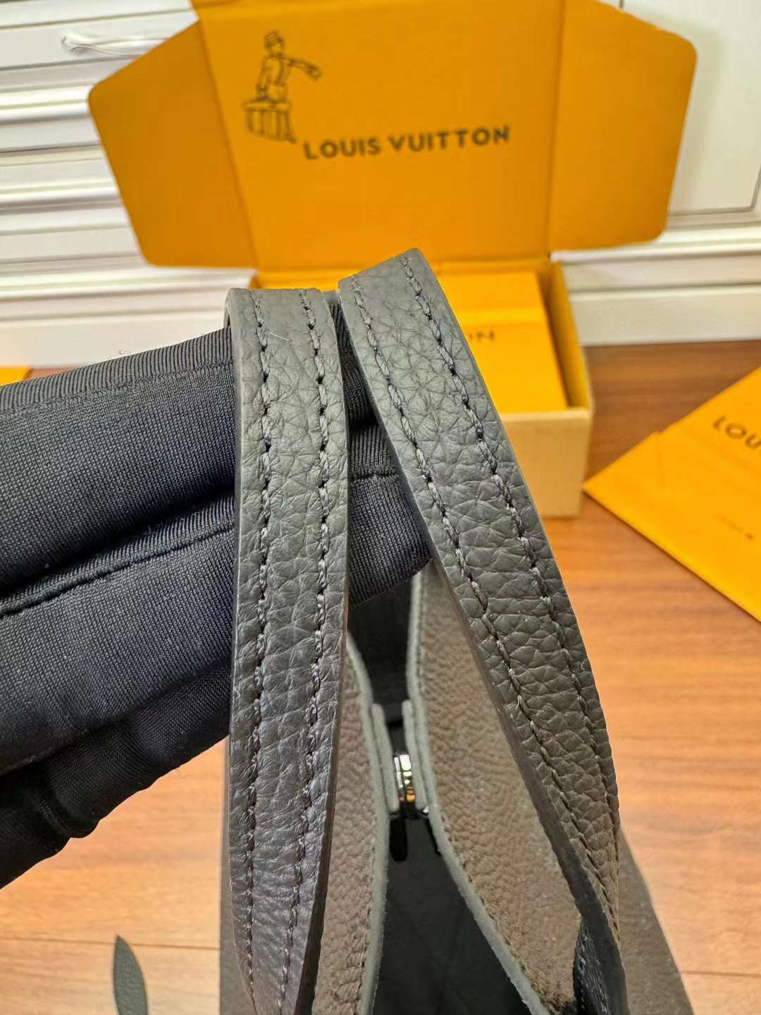 Louis Vuitton M21848 Cowhide shopping bag view 4
