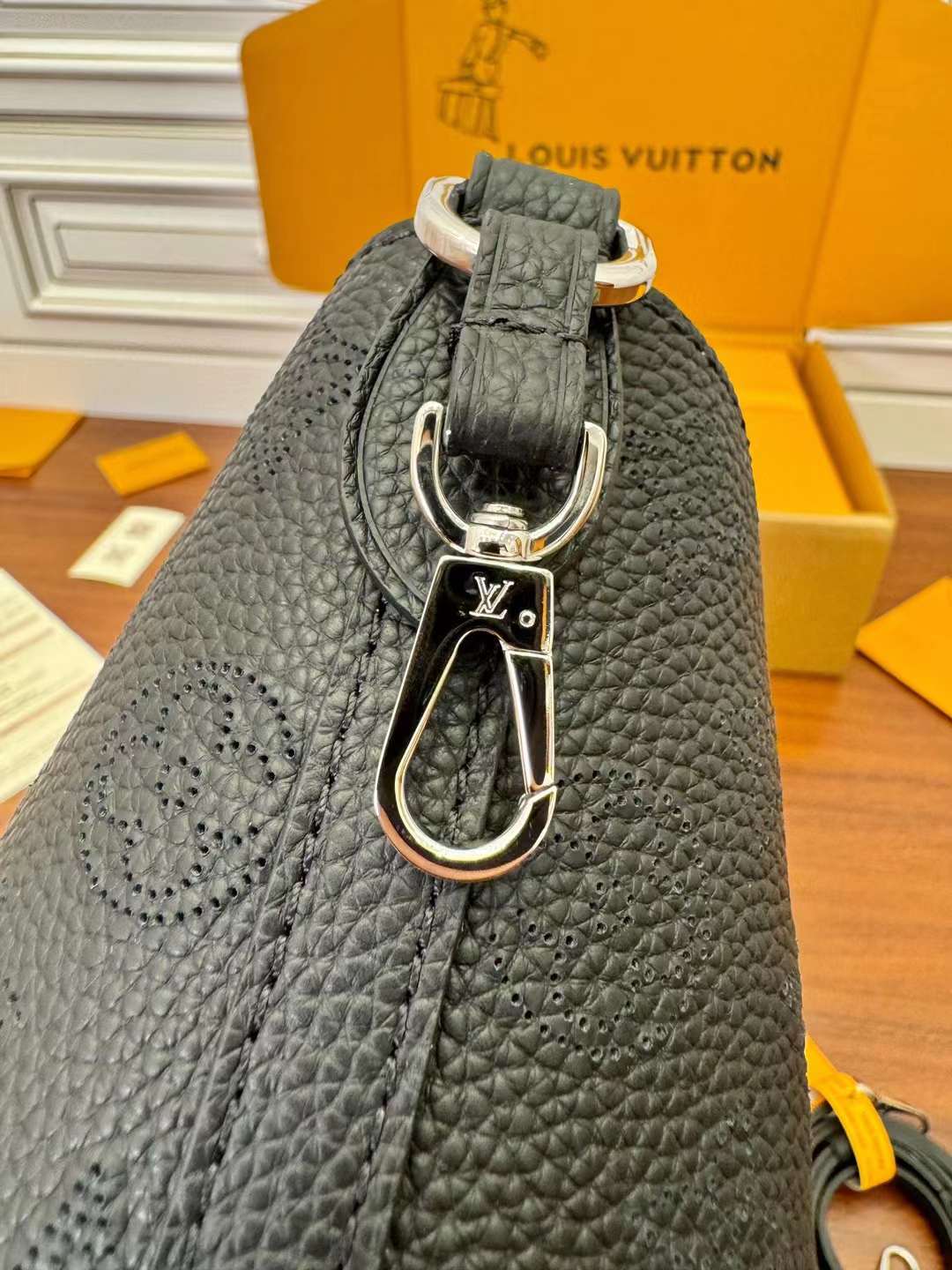 Louis Vuitton M21848 Cowhide shopping bag view 5