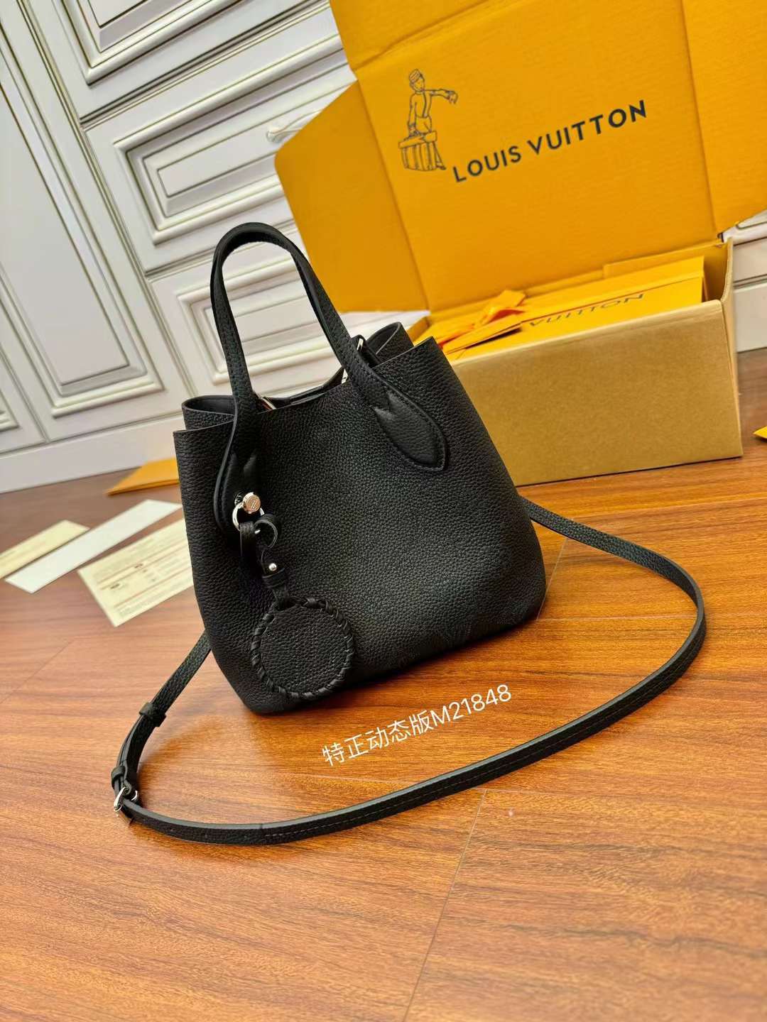 Louis Vuitton M21848 Cowhide shopping bag view 6