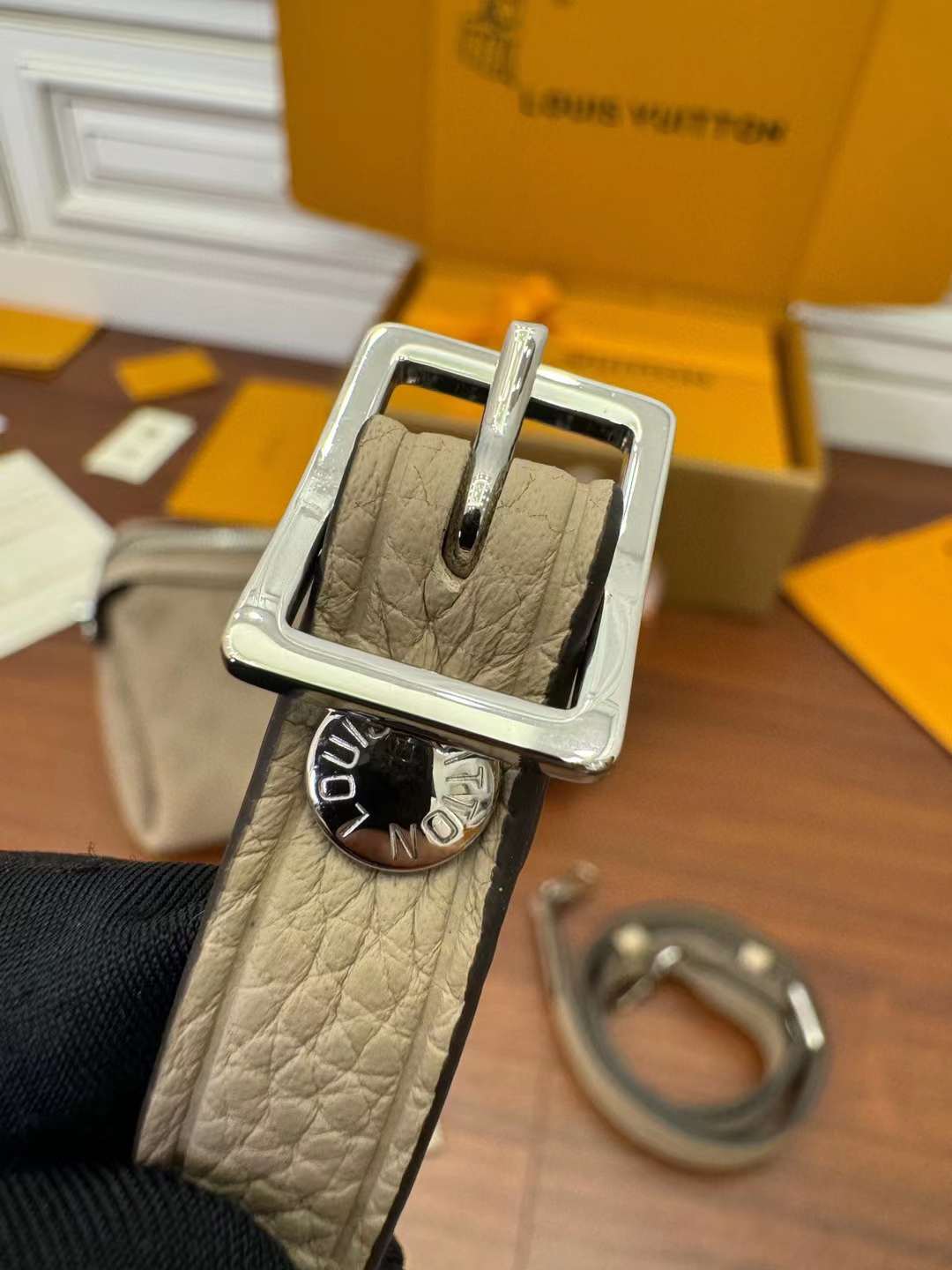 Louis Vuitton Mahina Hand It All view 2