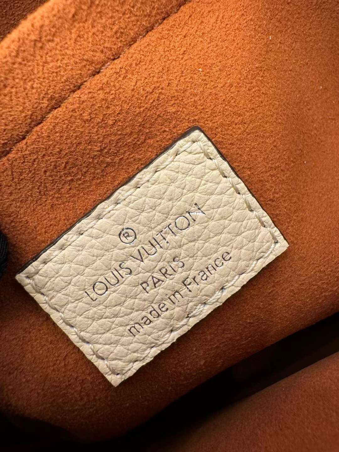 Louis Vuitton Mahina Hand It All view 4