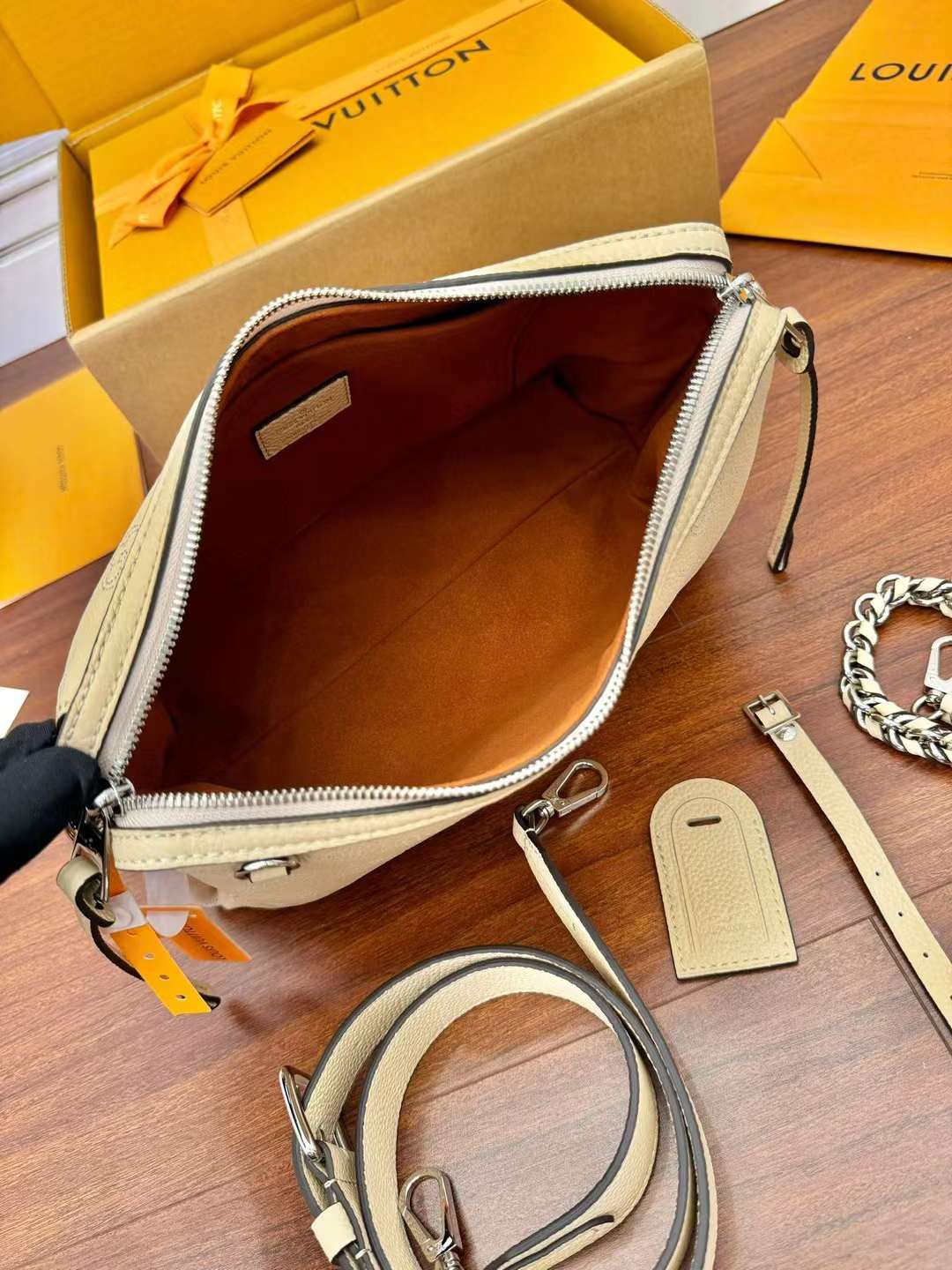 Louis Vuitton Mahina Hand It All view 5