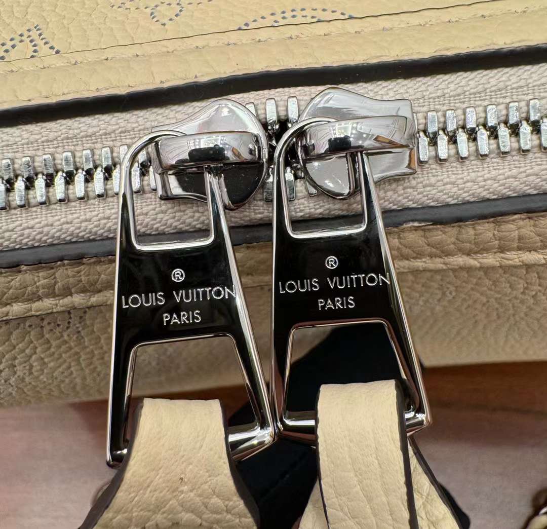 Louis Vuitton Mahina Hand It All view 7