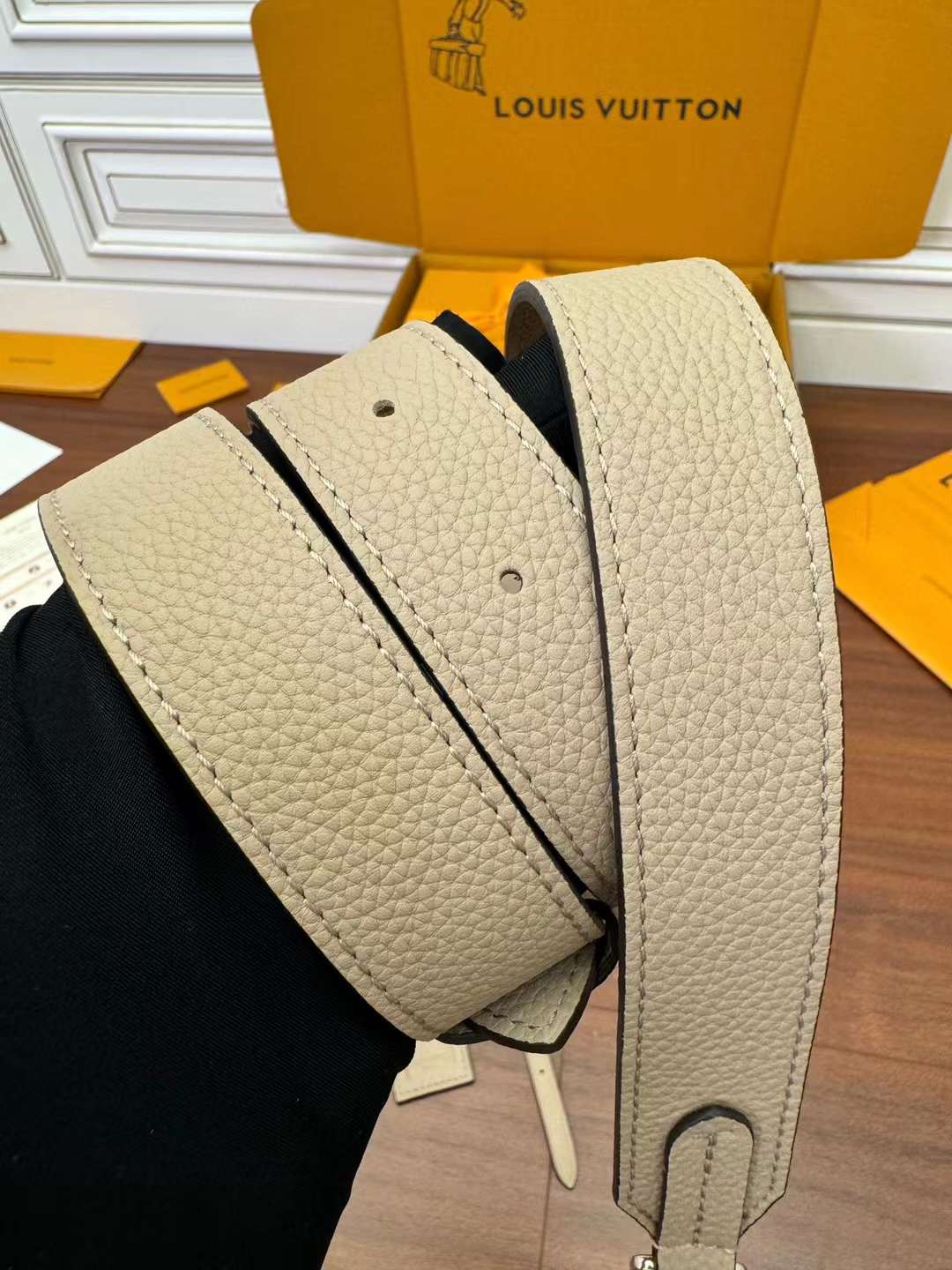 Louis Vuitton Mahina Hand It All view 8