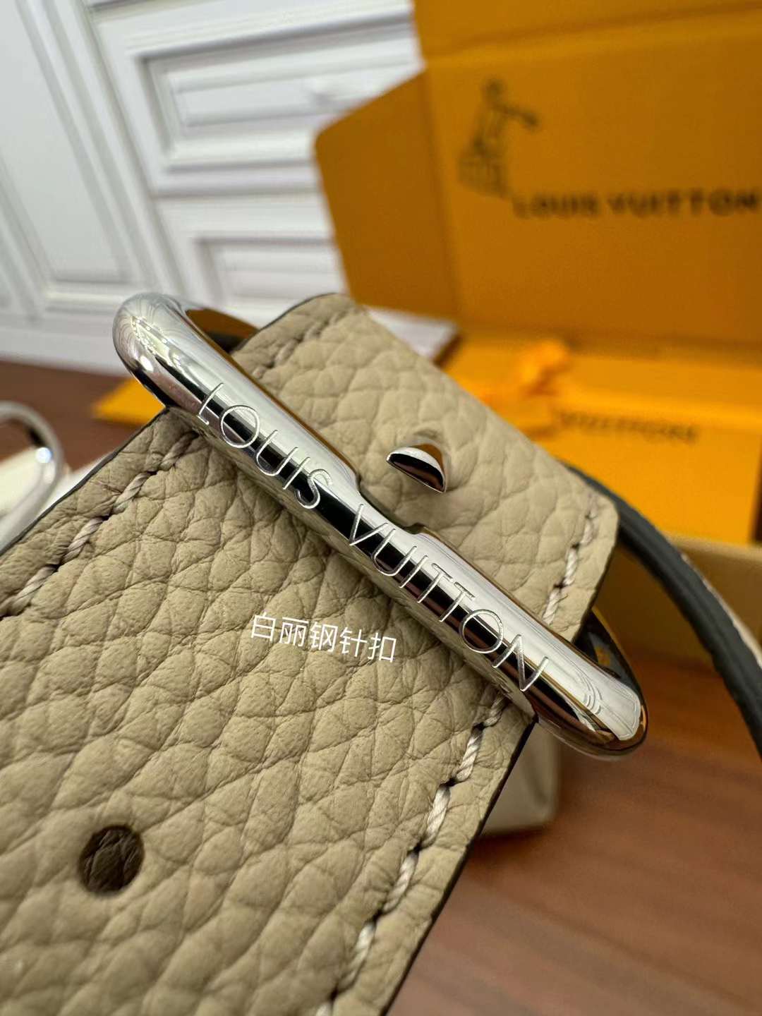 Louis Vuitton Mahina Hand It All view 9