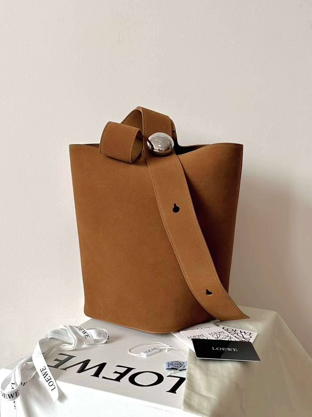 Loewe PEBBLE bucket bag view 1