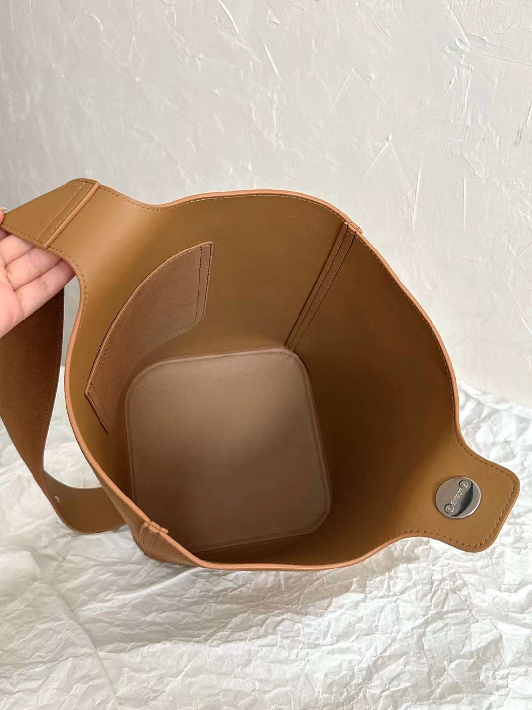 Loewe PEBBLE bucket bag view 4