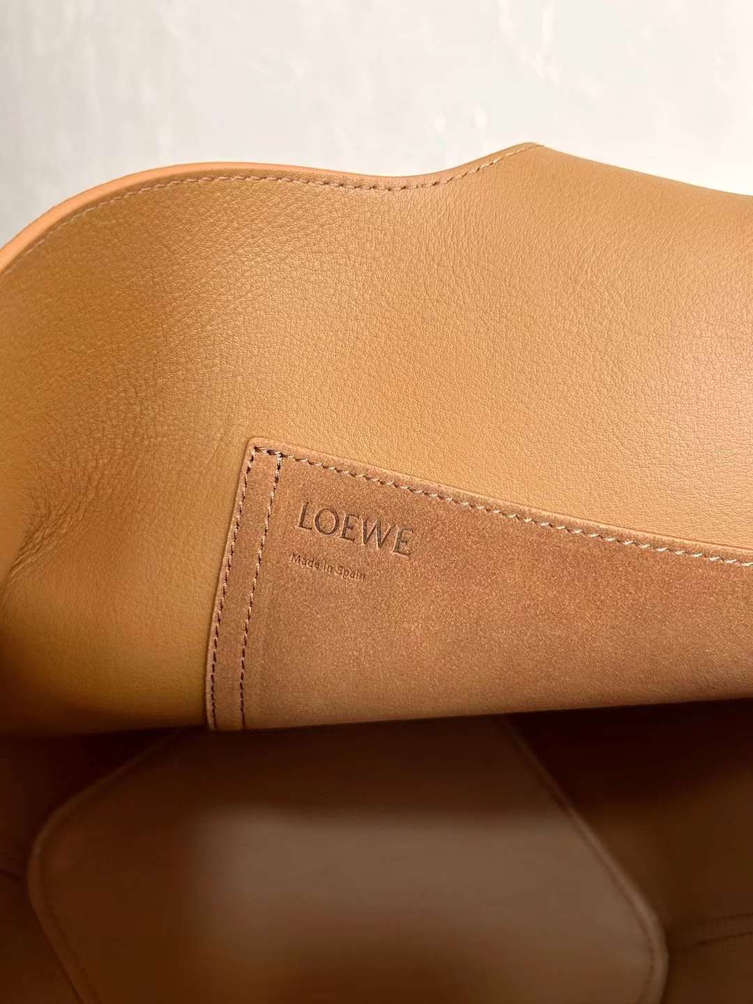 Loewe PEBBLE bucket bag view 5
