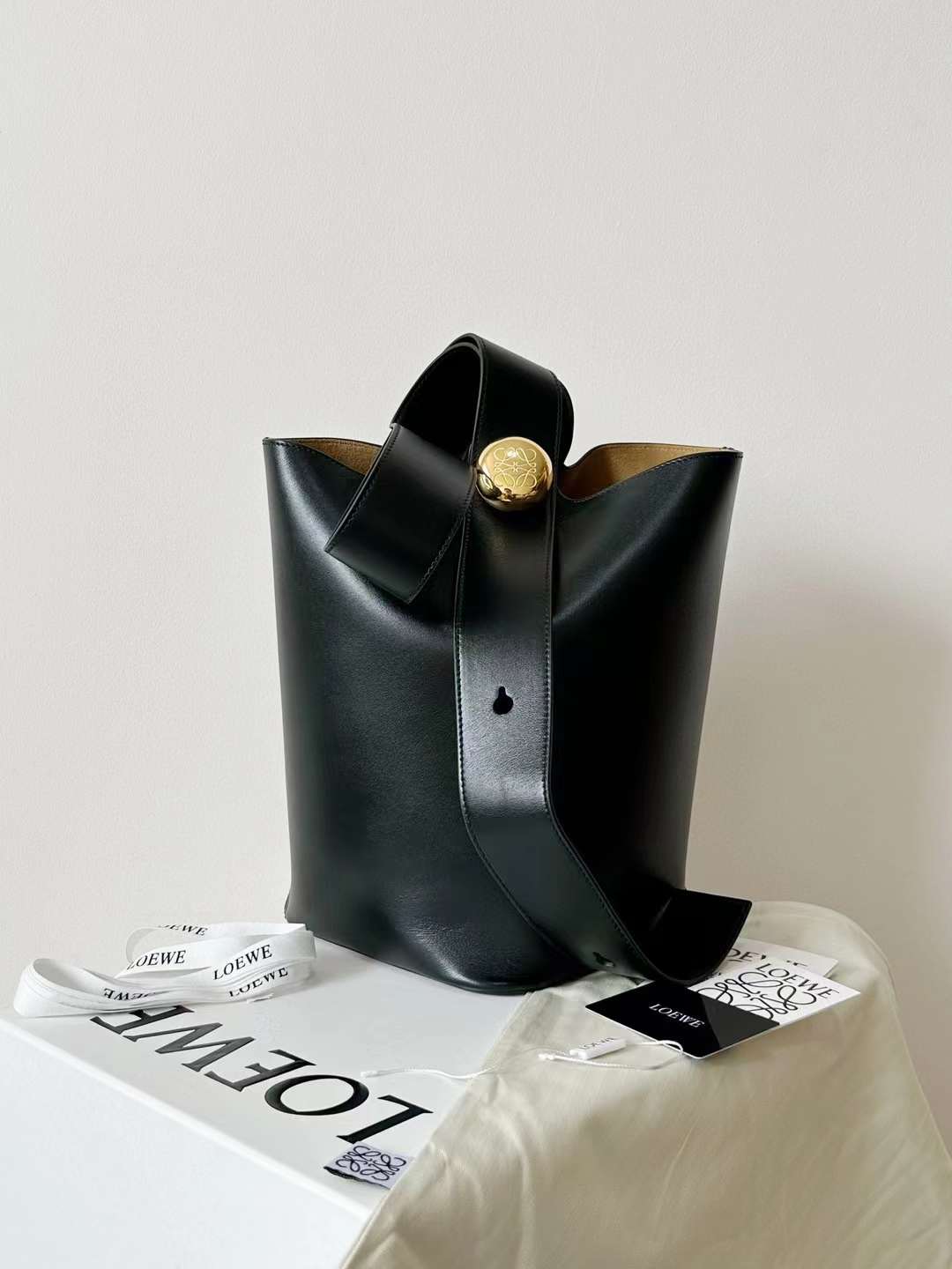 Loewe pebble Bucket bag view 1