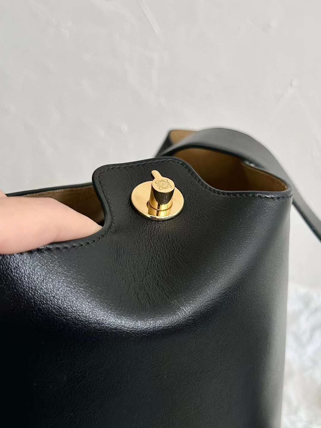 Loewe pebble Bucket bag view 4