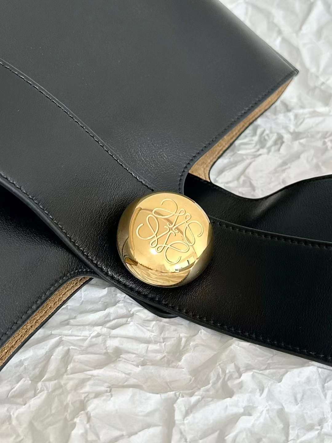 Loewe pebble Bucket bag view 5